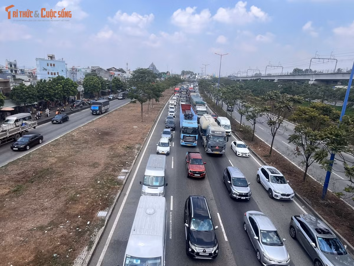 Quốc lộ 1 đoạn từ Suối Tiên đến cầu vượt Trạm 2 trong sáng nay các phương tiện cũng xếp hàng dài.