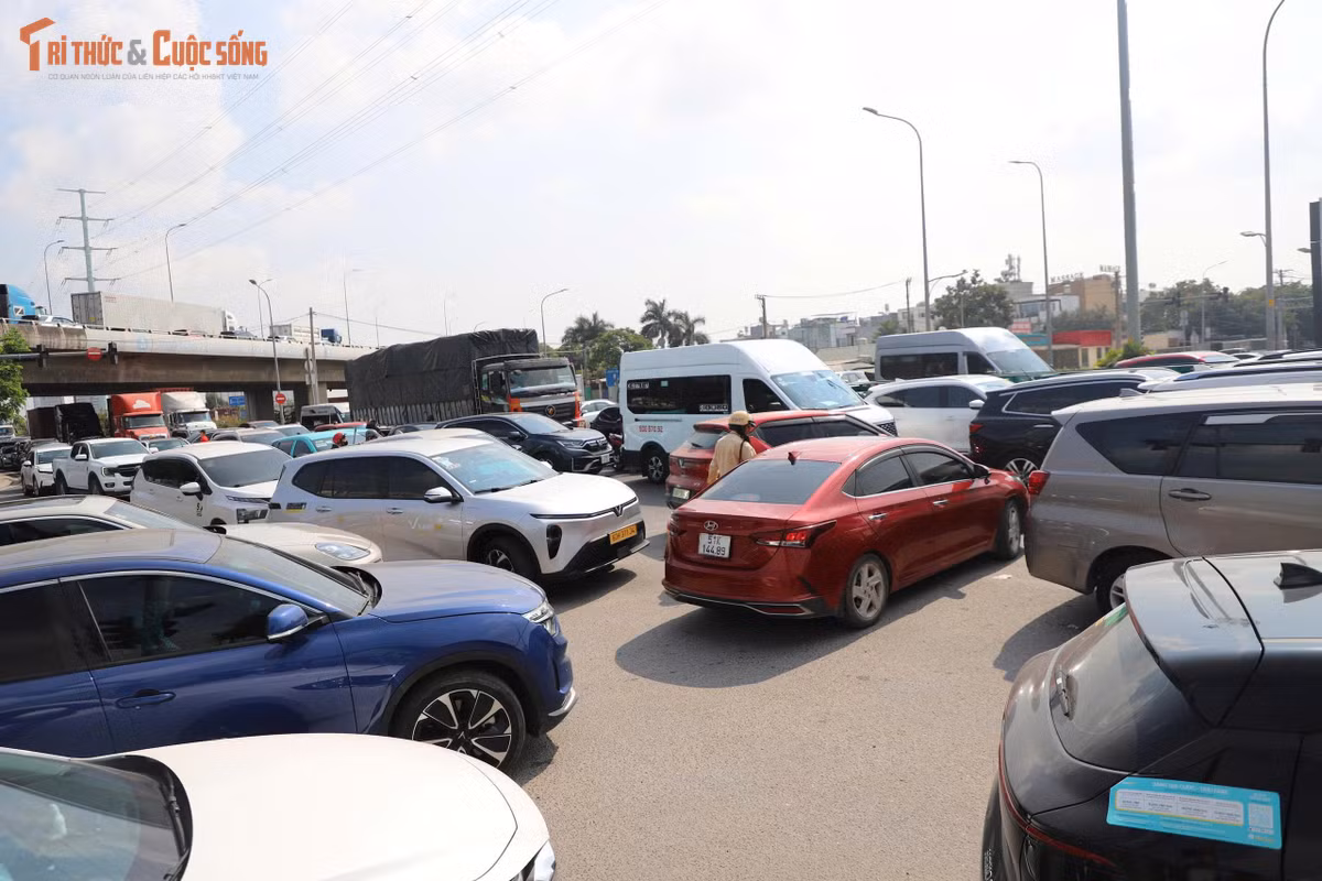 Lực lượng chức năng căng mình điều tiết giao thông. Tại các điểm giao cắt quan trọng như vòng xoay Liên Phường và khu vực dẫn lên cao tốc HLD, CSGT phối hợp cùng nhiều lực lượng có mặt từ sớm để phân luồng.