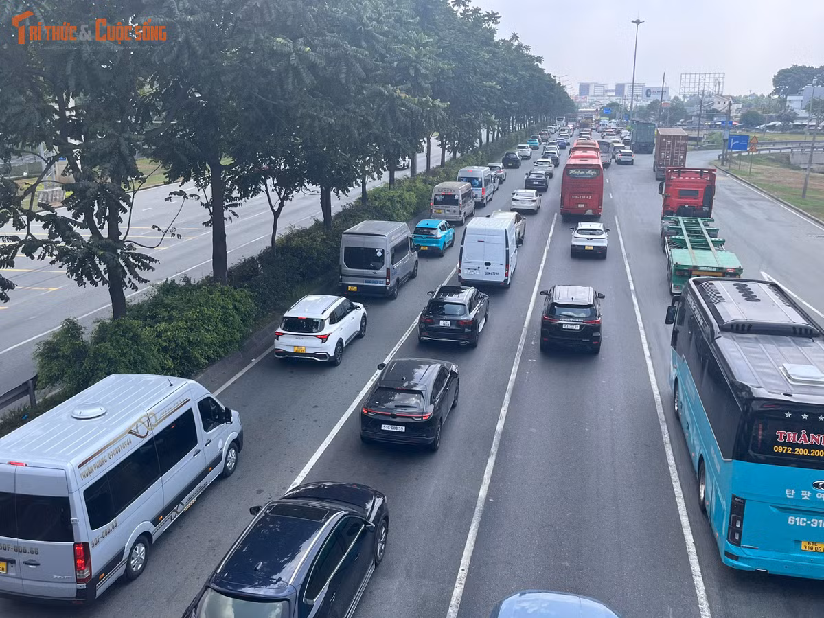 Lượng xe đổ về các tuyến đường cửa ngõ quá lớn khiến giao thông ùn tắc.