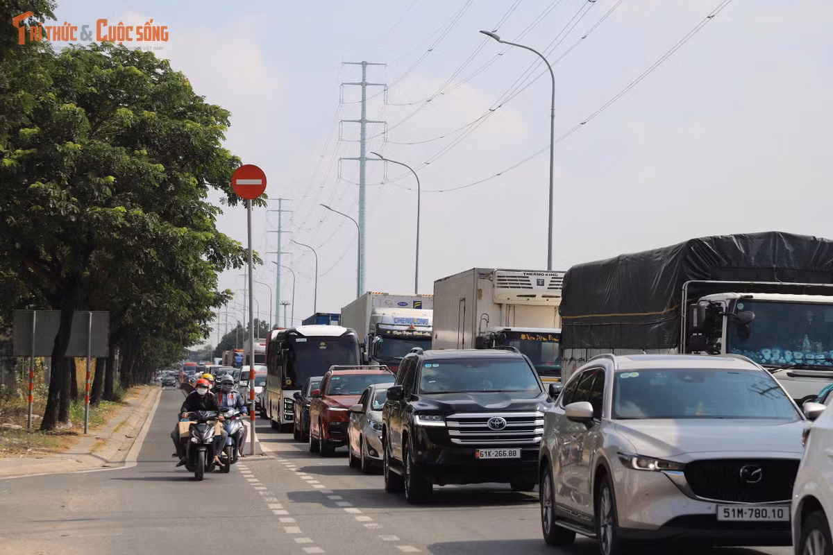 Hàng nghìn phương tiện xếp hàng dài trên đường Mai Chí Thọ kéo dài đến nút giao An Phú vào cao tốc TP HCM - Long Thành - Dầu Giây (HLD).