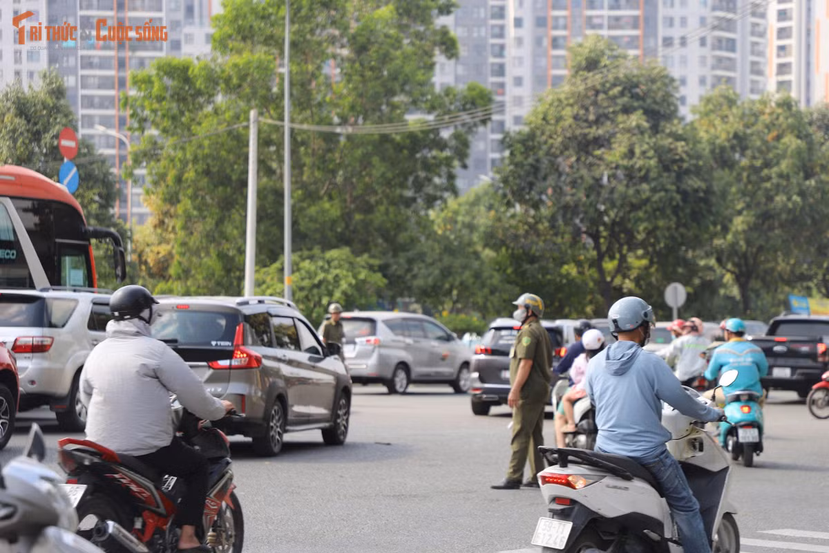 Giữa nắng nóng gay gắt lên đỉnh điểm, không chỉ người đi xe máy mà cả lực lượng tham gia điều tiết giao thông trong tình trạng vô cùng vất vả, mỏi mệt, kiệt sức...