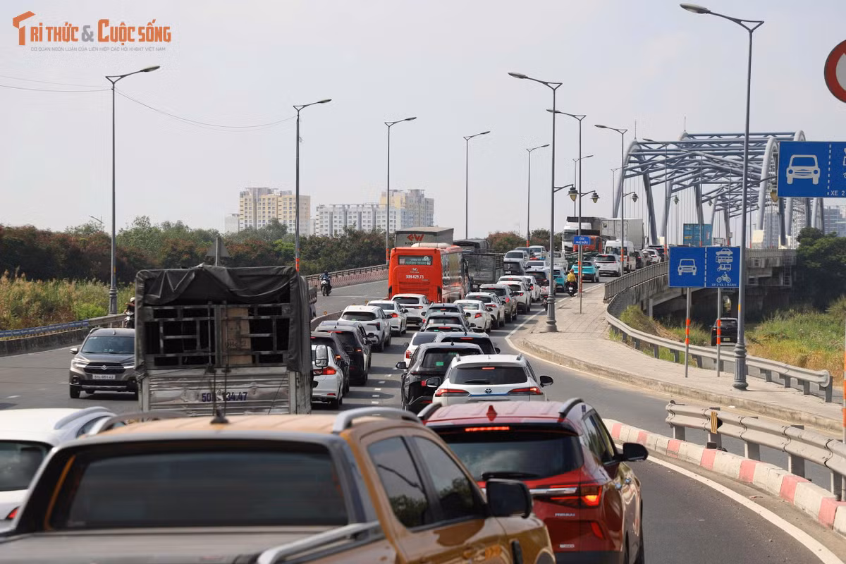 Tâm điểm ùn tắc nằm ở đường Võ Chí Công, nơi hàng nghìn phương tiện xếp hàng dài.