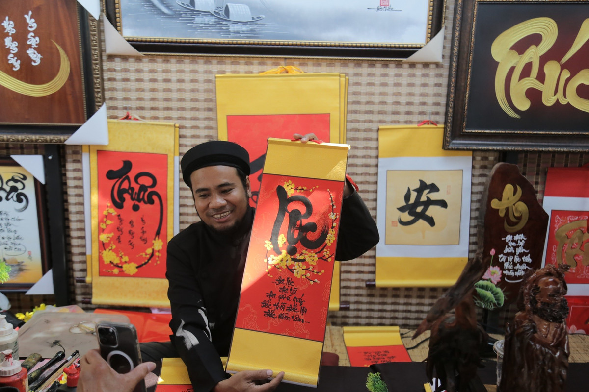 Không khí Tết cổ truyền thể hiện rõ trong từng gian hàng, nơi các ông đồ bày mực, giấy đỏ trên phố ngồi viết câu đối. Các ông đồ cho biết, đa phần khách đến đây là các bạn trẻ và một số người lớn tuổi. Các bạn trẻ sau khi tham quan, chụp ảnh thì xin chữ. Những cô, bác lớn tuổi thì đến thưởng lãm những hình ảnh đã quá vãng.