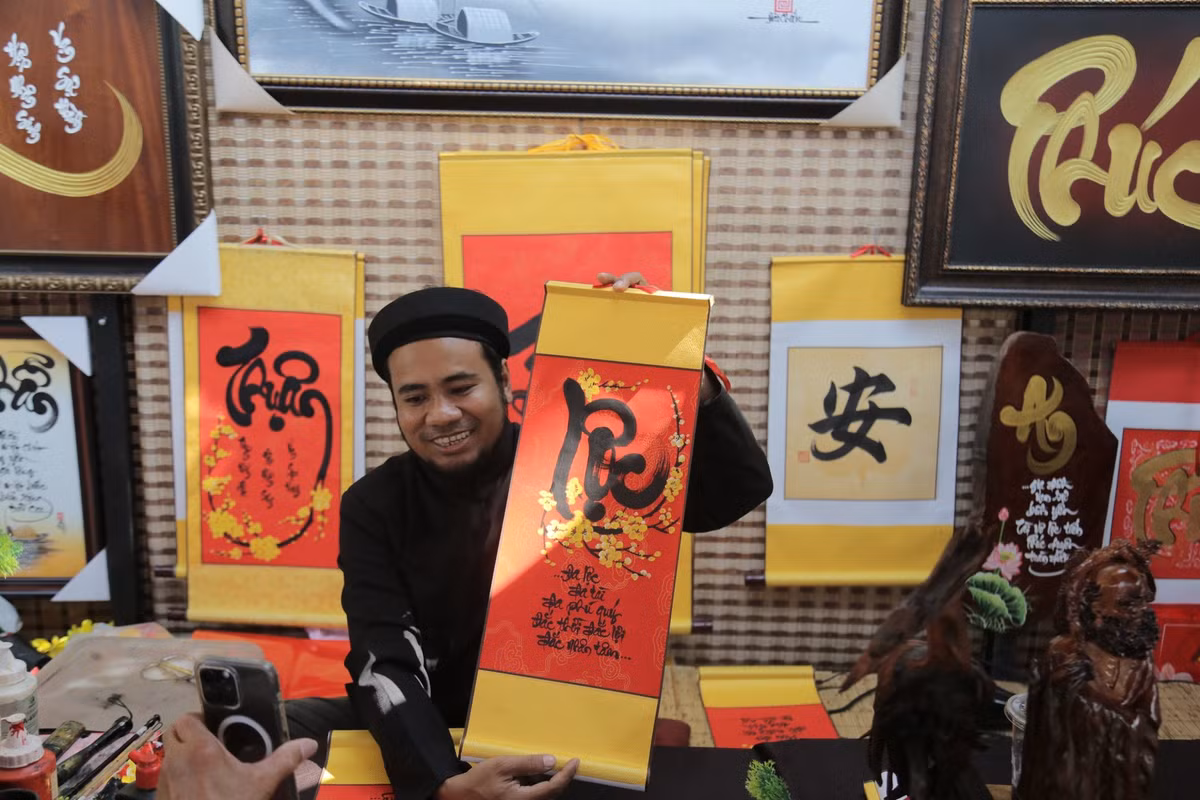 Không khí Tết cổ truyền thể hiện rõ trong từng gian hàng, nơi các ông đồ bày mực, giấy đỏ trên phố ngồi viết câu đối. Các ông đồ cho biết, đa phần khách đến đây là các bạn trẻ và một số người lớn tuổi. Các bạn trẻ sau khi tham quan, chụp ảnh thì xin chữ. Những cô, bác lớn tuổi thì đến thưởng lãm những hình ảnh đã quá vãng.