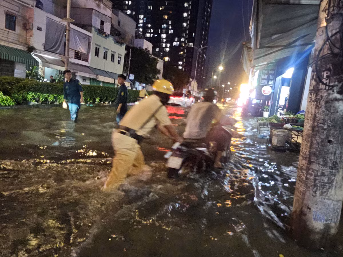 Các chiến sĩ CSGT, Dân phòng, Đoàn viên Thanh niên... dầm mình dưới nước suốt nhiều giờ để đẩy giúp xe của người dân qua khu ngập nặng.