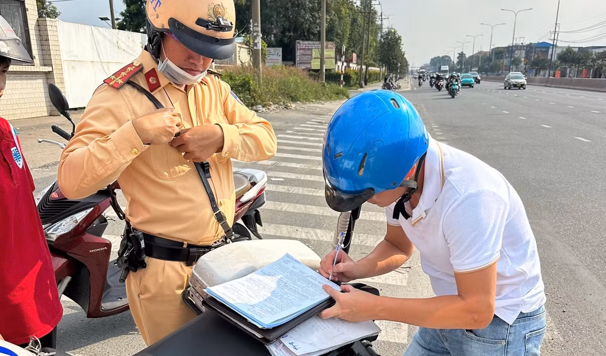 Thậm chí có trường hợp còn tỏ ra bất ngờ vì tự suy nghĩ: "ngày lễ Tết chắc CSGT cũng...nghỉ".