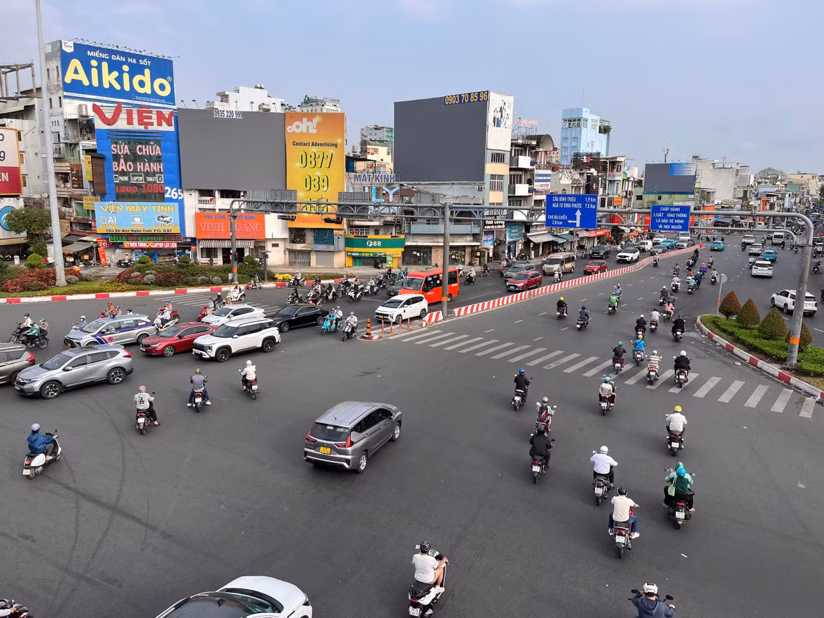 Khu vực các giao lộ như Hàng Xanh, vòng xoay Điện Biên Phủ trong sáng nay cũng không có cảnh ùn tắc.