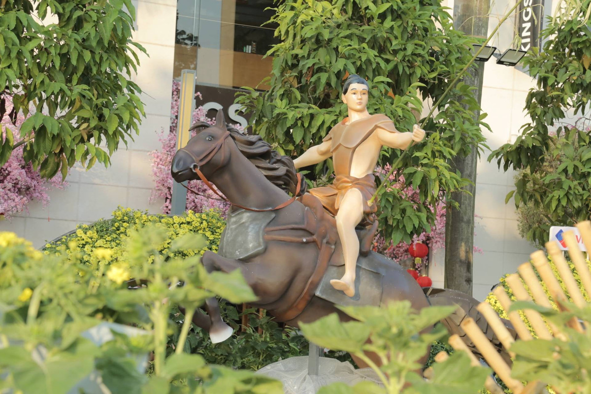 Nhiều “linh vật” năm Ngọ ở đường hoa Phú Mỹ Hưng – khu đô thị hiện đại bậc nhất TP HCM khiến du khách vô cùng thích thú.