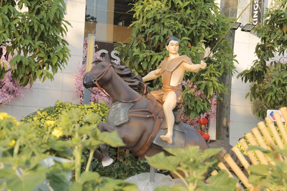 Nhiều “linh vật” năm Ngọ ở đường hoa Phú Mỹ Hưng – khu đô thị hiện đại bậc nhất TP HCM khiến du khách vô cùng thích thú.