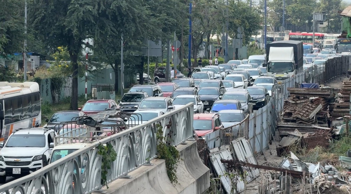 Theo ghi nhận của PV Tri thức và Cuộc sống từ sáng sớm cùng ngày, hàng vạn ô tô con, xe khách từ các hướng đường như Võ Nguyên Giáp (xa lộ Hà Nội cũ), Mai Chí Thọ, Lương Định Của đổ về đường dẫn để lên cao tốc HLD để về các tỉnh Miền Trung, Tây Nguyên.