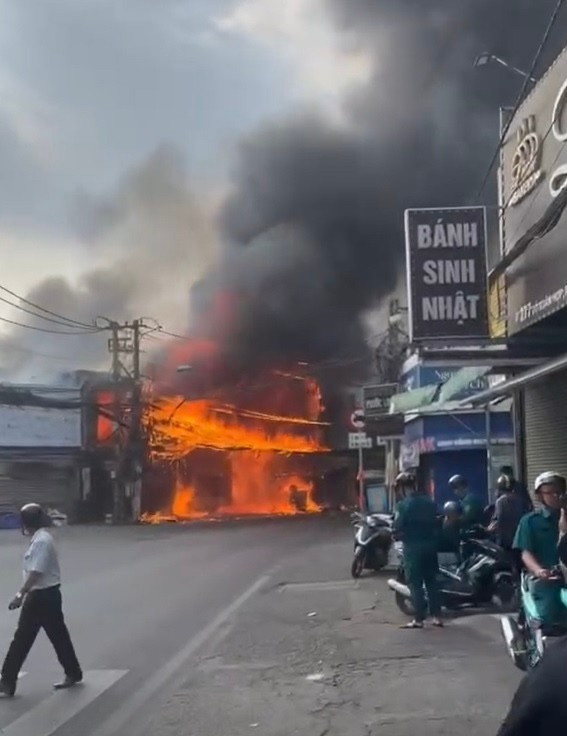 Vụ cháy xảy ra vào khoảng hơn 15h chiều 24/2 tại cửa hàng đồ gỗ nội thất trên trên đường Đỗ Xuân Hợp (phường Phước Long, TP HCM).