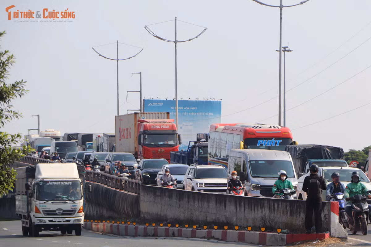 Được nghỉ liên tiếp 4 ngày nhân dịp nghỉ lễ, nhiều người dân rời TP HCM về quê để thăm gia đình