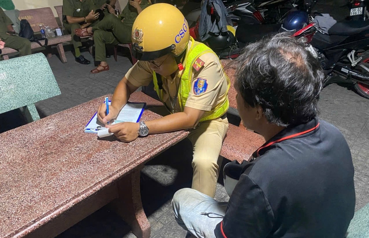 Trong đêm mùng 8 Tết, 25 trường hợp người điều khiển xe máy sử dụng rượu bia bị CSGT phát hiện, trong khi đó không phát hiện lái xe ô tô nào vi phạm quy định này... "Rất mừng vì không phát hiện người điều khiển ô tô vi phạm quy định nồng độ cồn. Tuy nhiên, với số trường hợp người chạy xe máy vẫn còn vi phạm tăng cao thì thật sự rất lo lắng", chỉ huy Đội CSGT Rạch Chiếc bày tỏ.