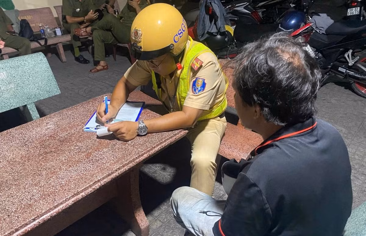 Trong đêm mùng 8 Tết, 25 trường hợp người điều khiển xe máy sử dụng rượu bia bị CSGT phát hiện, trong khi đó không phát hiện lái xe ô tô nào vi phạm quy định này... "Rất mừng vì không phát hiện người điều khiển ô tô vi phạm quy định nồng độ cồn. Tuy nhiên, với số trường hợp người chạy xe máy vẫn còn vi phạm tăng cao thì thật sự rất lo lắng", chỉ huy Đội CSGT Rạch Chiếc bày tỏ.