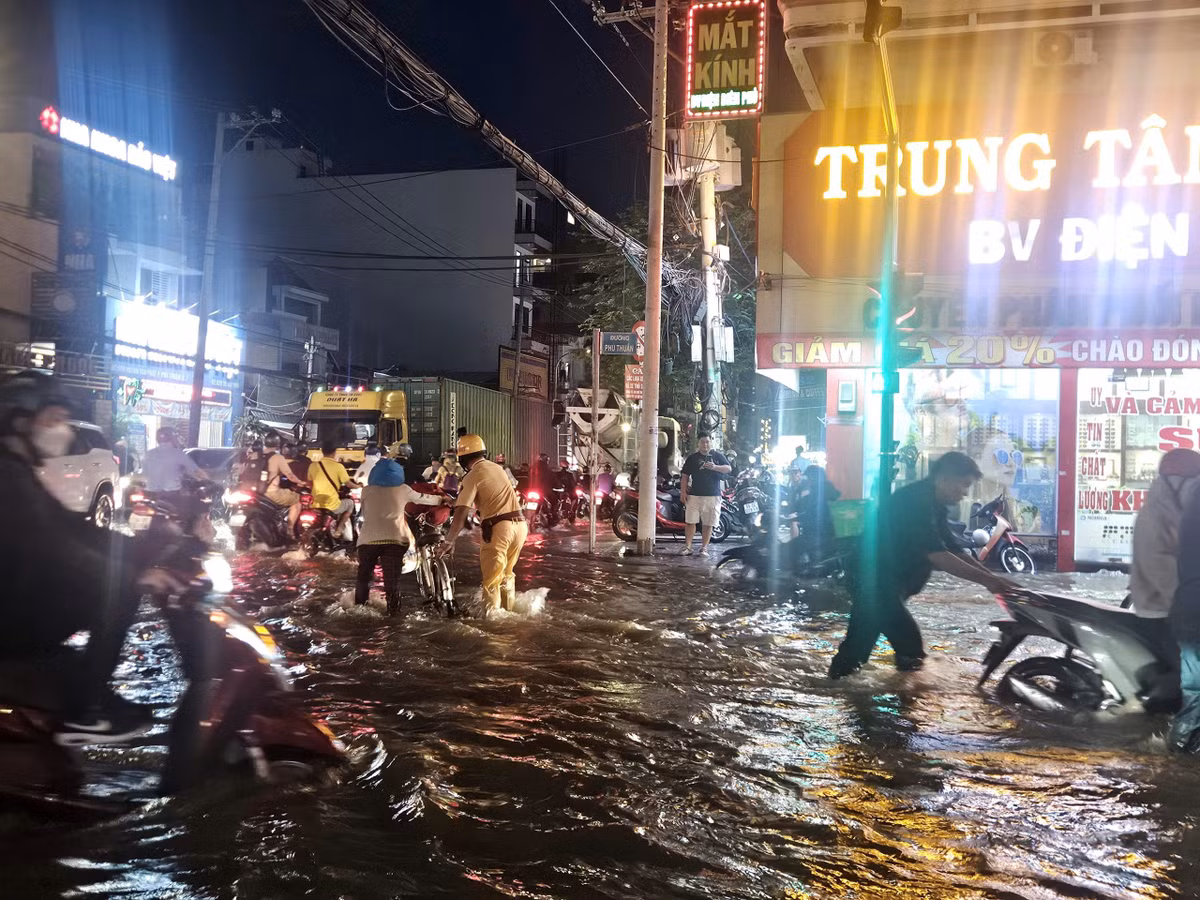 Nhiều lực lượng thuộc CSGT, Công an xã, phường, lực lượng Thanh niên xung phong, An ninh cơ sở, Dân phòng... được điều động để hỗ trợ, hướng dẫn người dân.