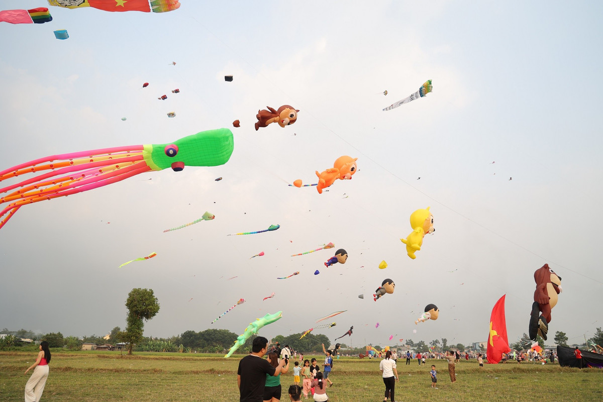 Vào mỗi buổi chiều, cánh đồng diều tại đây trở thành điểm hẹn lý tưởng của hàng trăm người dân đến vui chơi, thư giãn.