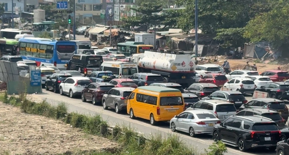 Lực lượng thuộc Cục CSGT (Bộ Công an) và Đội CSGT Cát Lái (Phòng CSGT - PC08, Công an TP HCM) đã nỗ lực phân luồng, điều tiết cũng như hướng dẫn các phương tiện tìm hướng đi phù hợp để giảm áp lực quá lớn xe cộ lên cao tốc (theo hướng từ TP HCM về các tỉnh).