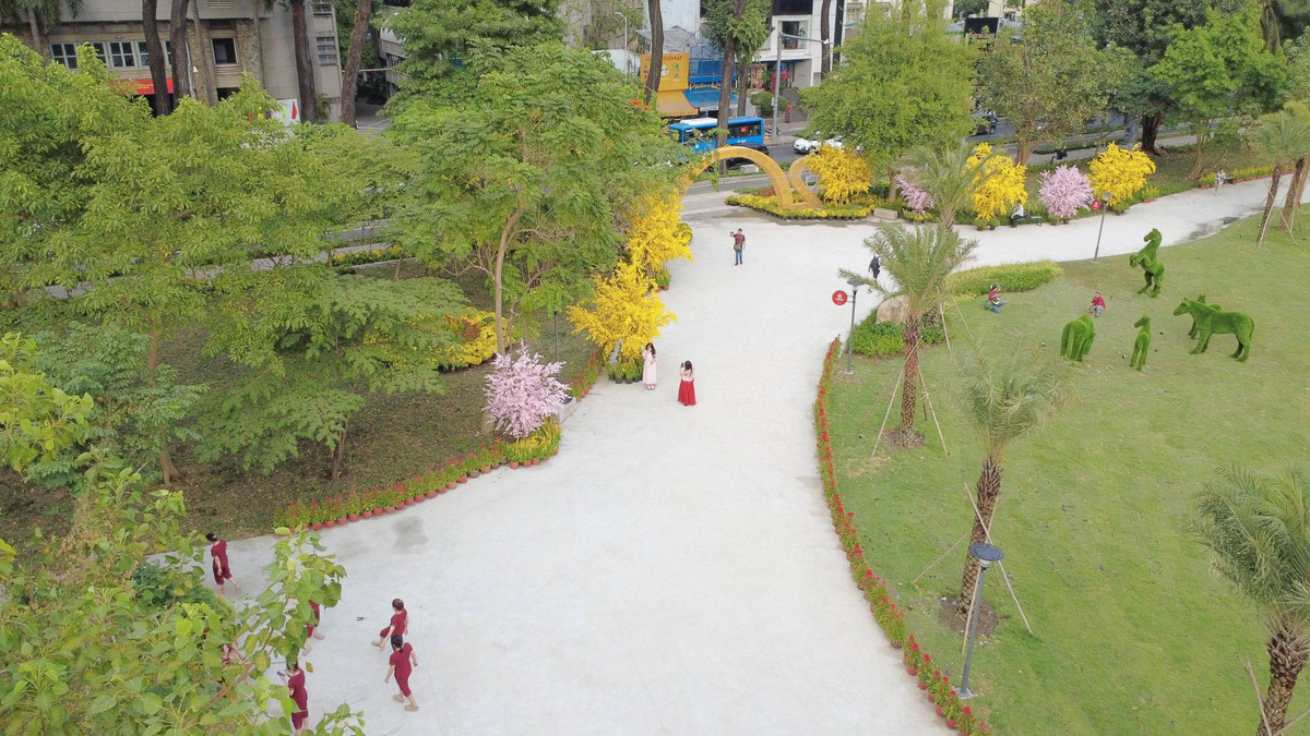 Nhiều mô hình ngựa kết từ cây xanh cũng được bố trí, tạo điểm nhấn trong khuôn viên.