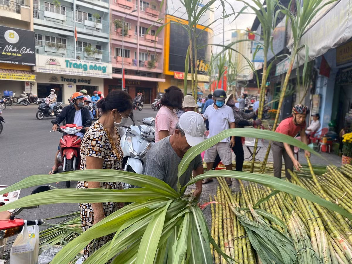 Ghi nhận vào sáng mùng 9 Tết (25/2) tại khu vực “chợ mía” trên đường Lê Quang Sung (phường Bình Tây, TP HCM) luôn tấp nập người mua, bán. Đây cũng là địa điểm mua bán mía quen thuộc của người dân mỗi khi đến dịp cúng vía Ngọc Hoàng. Theo phong tục dân gian, mùng 9 tháng Giêng là ngày “vía” Ngọc Hoàng, người dân thường sắm lễ vật gồm nhang đèn, giấy tiền vàng mã, cặp mía vàng để cúng.