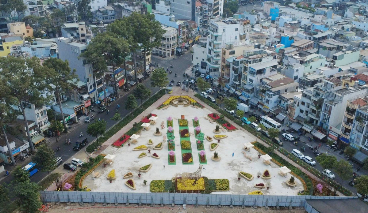 Công viên này nằm giáp với 2 đường Trần Nhân Tôn và Trần Phú thuộc phường Chợ Quán. Người dân địa phương bày tỏ sự phấn khởi trước sự “lột xác” của khu đất bỏ trống hơn 10 năm qua.