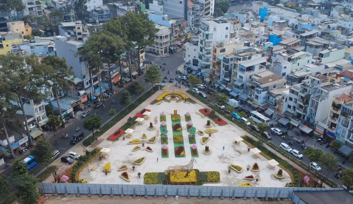 Công viên này nằm giáp với 2 đường Trần Nhân Tôn và Trần Phú thuộc phường Chợ Quán. Người dân địa phương bày tỏ sự phấn khởi trước sự “lột xác” của khu đất bỏ trống hơn 10 năm qua.