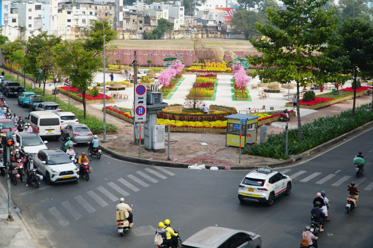 Khu đất 152 Trần Phú (phường Chợ Quán, TP HCM) từng là cơ sở sản xuất của Nhà máy Thuốc lá Sài Gòn. Sau khi nhà máy di dời, khu đất được quy hoạch cho dự án phức hợp thương mại dịch vụ cao ốc văn phòng nhưng nhiều năm qua vẫn “đắp chiếu”. Đầu tháng 1, TP HCM chủ trương tháo dỡ rào chắn, cải tạo khu đất thành công viên, vườn hoa phục vụ người dân dịp Tết Bính Ngọ.