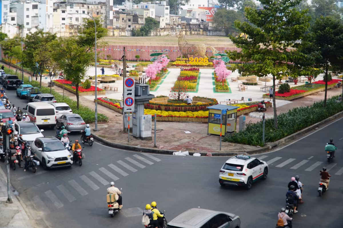 Khu đất 152 Trần Phú (phường Chợ Quán, TP HCM) từng là cơ sở sản xuất của Nhà máy Thuốc lá Sài Gòn. Sau khi nhà máy di dời, khu đất được quy hoạch cho dự án phức hợp thương mại dịch vụ cao ốc văn phòng nhưng nhiều năm qua vẫn “đắp chiếu”. Đầu tháng 1, TP HCM chủ trương tháo dỡ rào chắn, cải tạo khu đất thành công viên, vườn hoa phục vụ người dân dịp Tết Bính Ngọ.