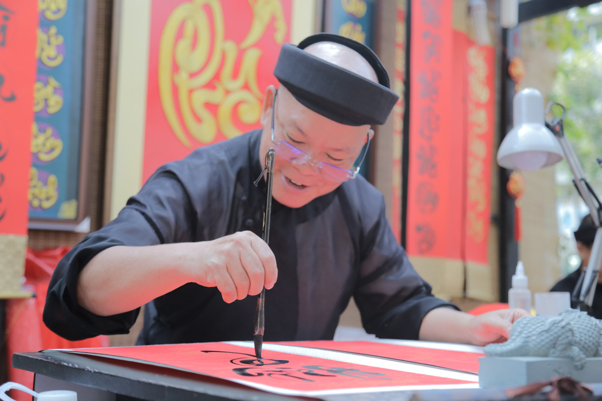 Ông đồ Tuệ Nghiêm đã có 14 năm cho chữ ở đây và cho biết, so với những năm trước, năm nay số lượng gian hàng ông đồ nhiều hơn, người đến xin chữ cũng đông hơn.