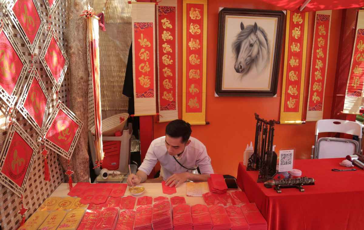 Sự trẻ hoá những người cho chữ ở phố ông đồ cho thấy sự chuyển giao giữa thế hệ, như sự kết hợp giữa Tết truyền thống và hiện đại ở Lễ hội Tết Việt năm nay.