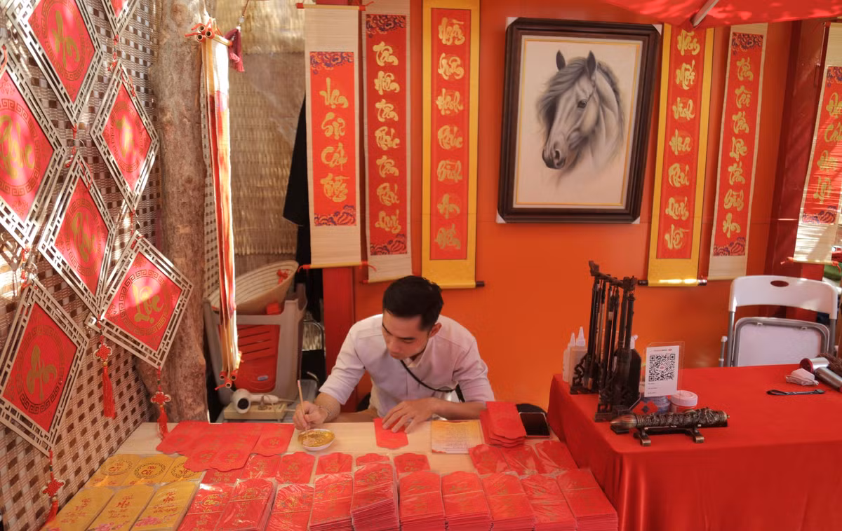 Sự trẻ hoá những người cho chữ ở phố ông đồ cho thấy sự chuyển giao giữa thế hệ, như sự kết hợp giữa Tết truyền thống và hiện đại ở Lễ hội Tết Việt năm nay.