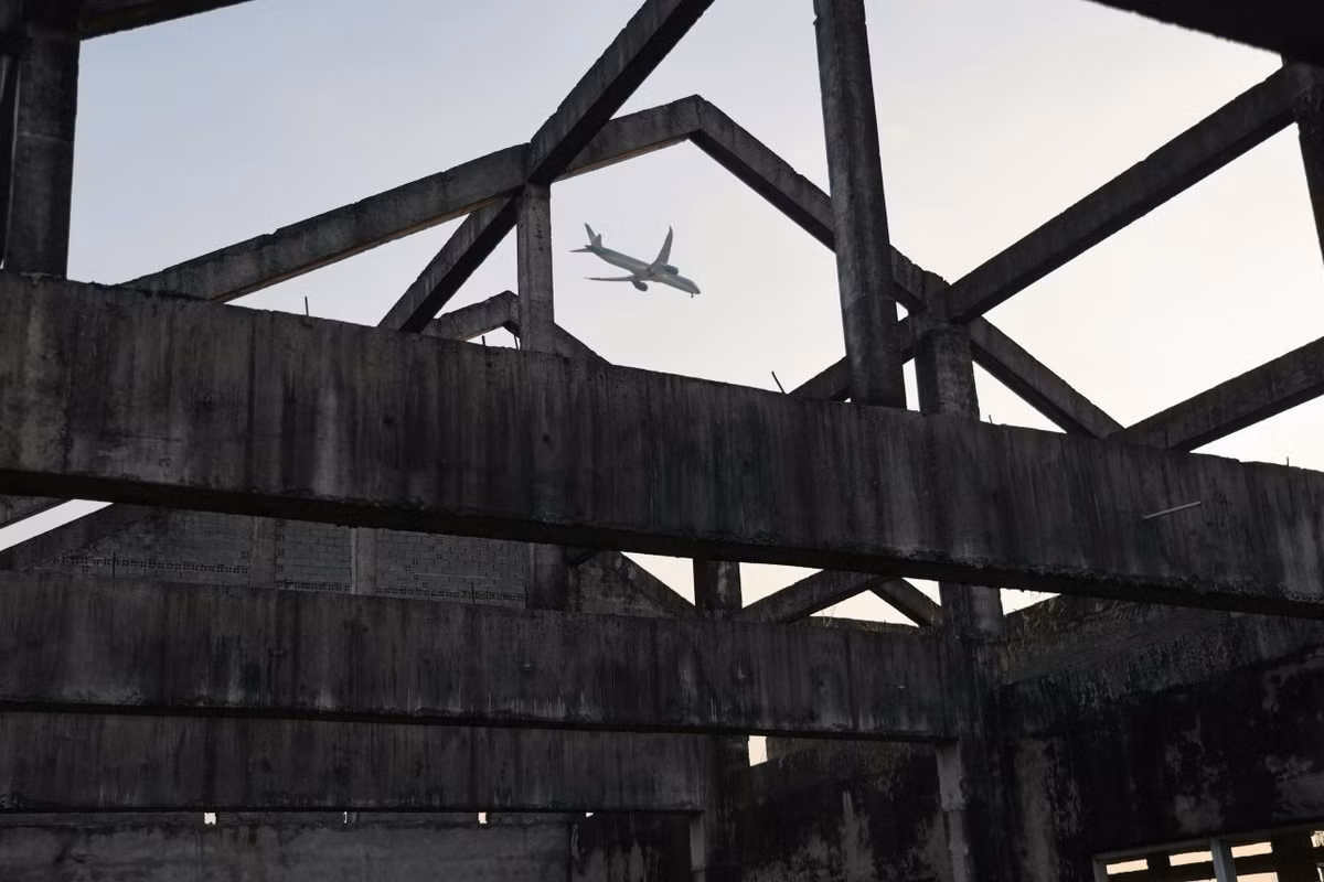 Công trình ngưng thi công nhiều năm nên nhiều hạng mục xuống cấp. Trong khi đó, theo UBND phường Hiệp Bình, địa phương đang thiếu 242 phòng học ở tiểu học và THCS. Nhiều trường học phải xoay xở vì cơ sở vật chất xuống cấp, không đạt tiêu chuẩn, ảnh hưởng tới hàng nghìn học sinh.