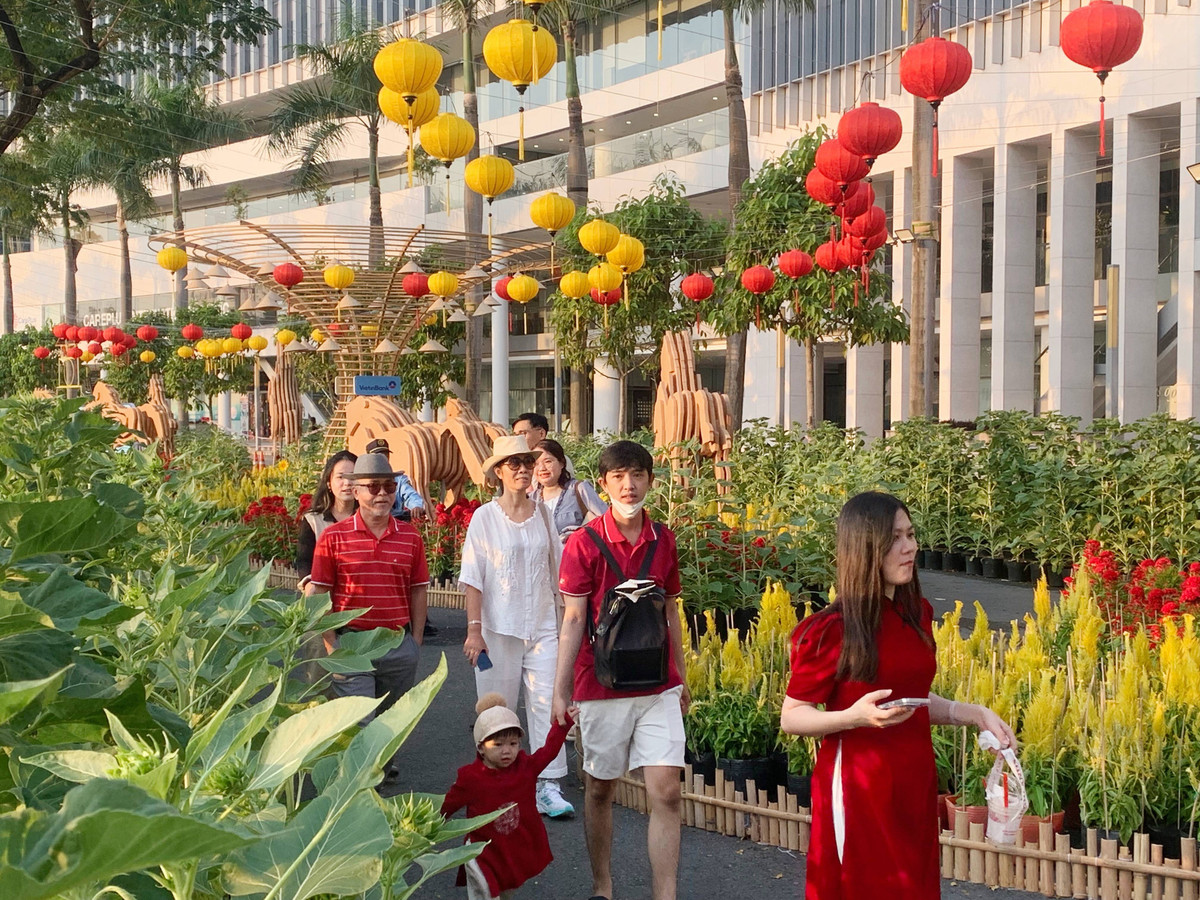 Đường hoa Phú Mỹ Hưng (quận 7 cũ, một trong những khu đô thị đầu tiên và hiện đại nhất TP HCM) Tết Bính Ngọ 2026 dự kiến mở cửa từ 24 tháng Chạp đến hết ngày mùng 4 Tết (tức 11 - 20/2/2026). Hiện công nhân đang thi công ngày đêm để hoàn thiện những công đoạn cuối cùng, kịp đưa đường hoa phục vụ người dân dịp Tết đến Xuân về.