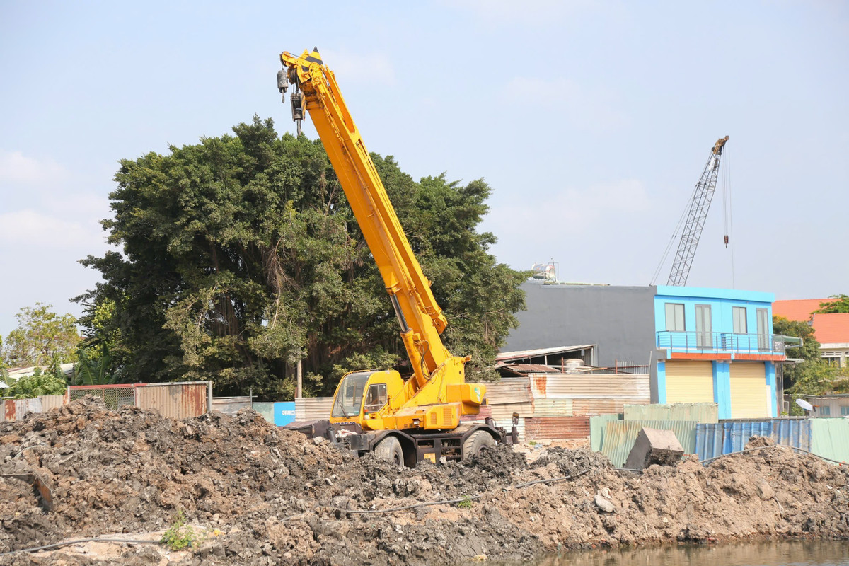 Tại một số đoạn thuộc gói thầu XL02, mặt bằng hai bên rạch đang được dọn dẹp để chuẩn bị thi công. Gói thầu được khởi công cuối năm 2025, thời gian thi công khoảng 960 ngày, dự kiến hoàn thành vào năm 2028.