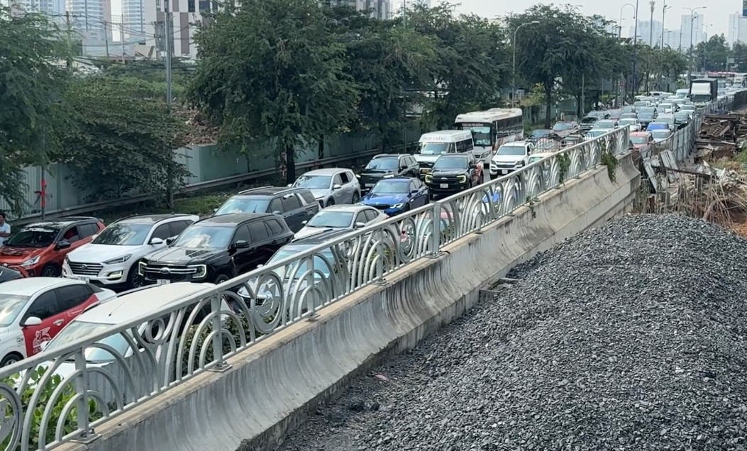 Xe "chôn bánh" có thời điểm suốt nhiều phút.