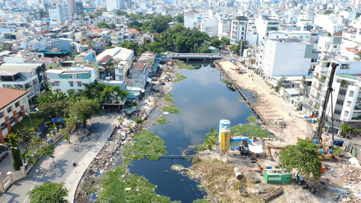 Mới đây, Chủ tịch UBND TP HCM Nguyễn Văn Được đã trực tiếp khảo sát dự án nạo vét, cải tạo môi trường, xây dựng hạ tầng rạch Xuyên Tâm và chỉ đạo hoàn tất bàn giao toàn bộ mặt bằng dự án trong tháng 6 này.