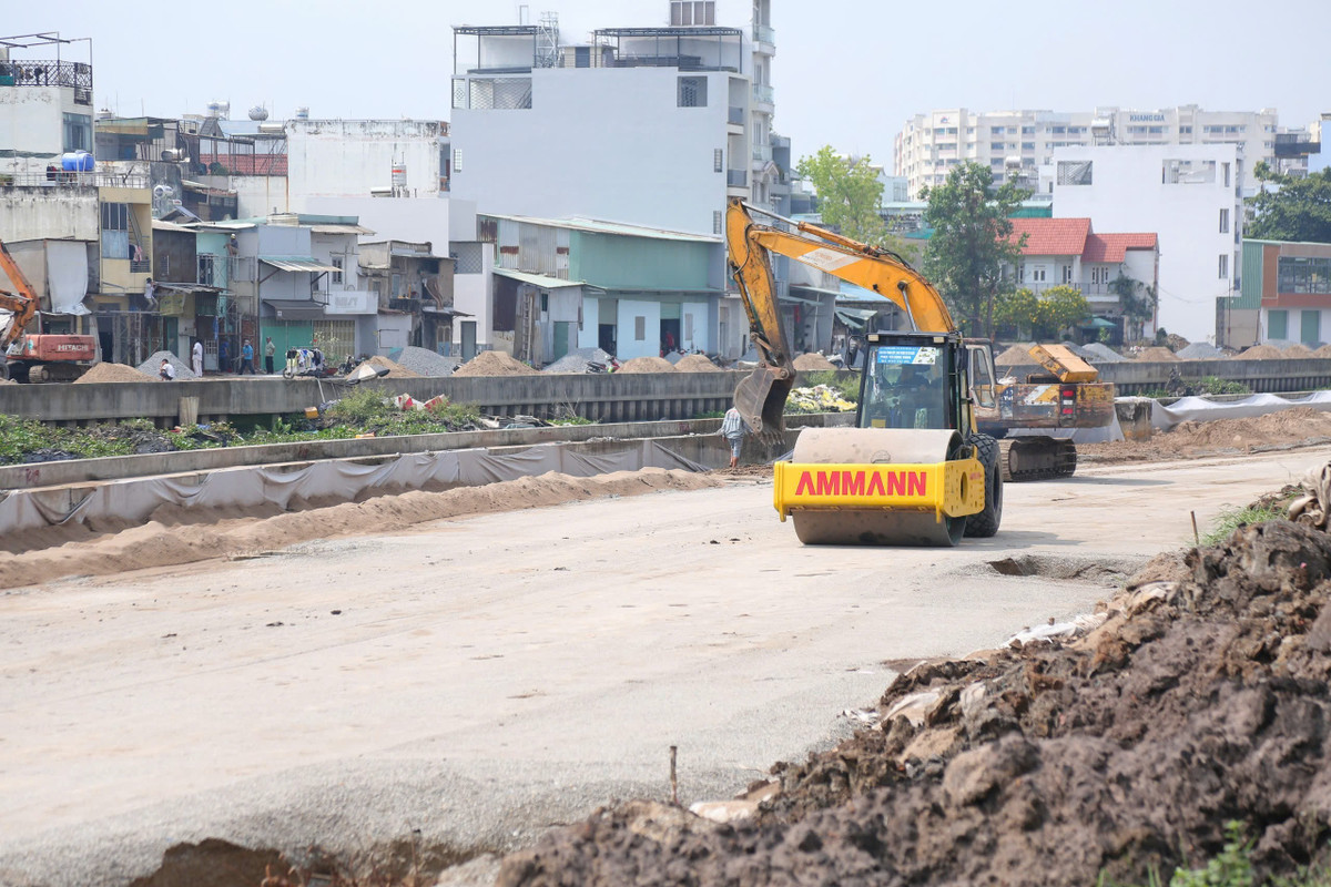 “Tôi mong tiến độ được đẩy nhanh chứ kéo dài như hiện nay khiến việc đi lại rất khó khăn. Có lúc thấy công nhân làm rầm rộ, rồi lại dừng một thời gian dài. Sau Tết đến giờ cũng ít thấy máy móc hoạt động”, ông Tạo - người dân sống gần dự án cho biết.
