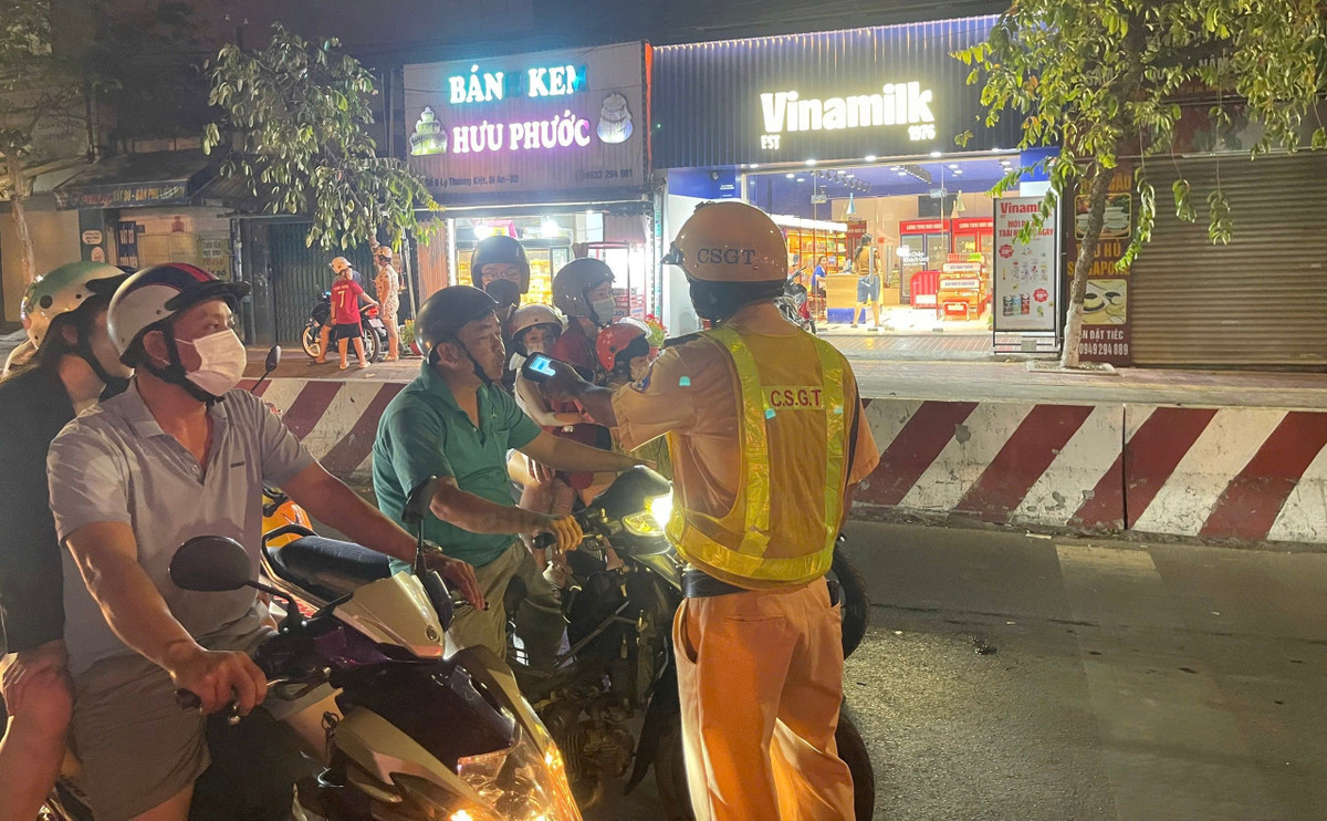 Hầu hết người điều khiển phương tiện đều chấp hành việc kiểm tra của CSGT.