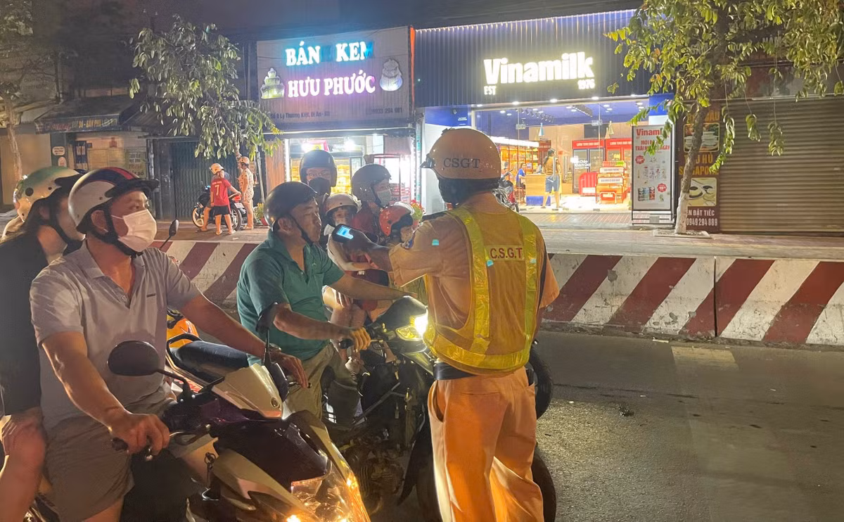 Hầu hết người điều khiển phương tiện đều chấp hành việc kiểm tra của CSGT.