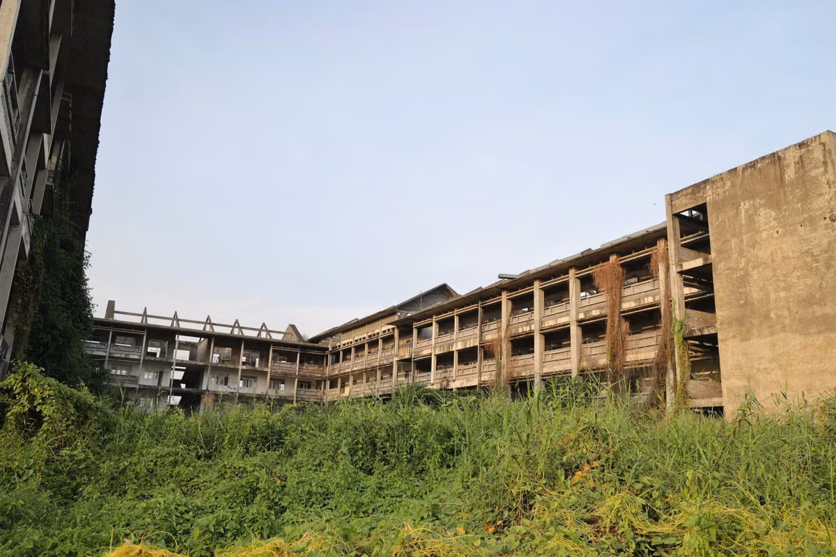 Dự án đã trải qua 3 lần điều chỉnh quy hoạch. Đến năm 2022, đơn vị thi công gặp khó khăn tài chính do ảnh hưởng của dịch Covid-19 nên xin tạm ngừng thi công. Phần lớn kết cấu thô của công trình đã hoàn thiện, đang chờ lợp mái và thi công các hạng mục còn lại.