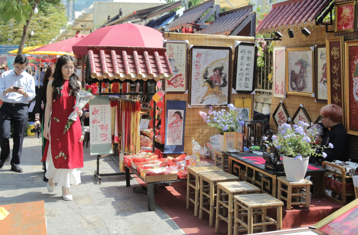 Các cô gái diện áo dài tung tăng dạo phố ông đồ ở trung tâm TP HCM