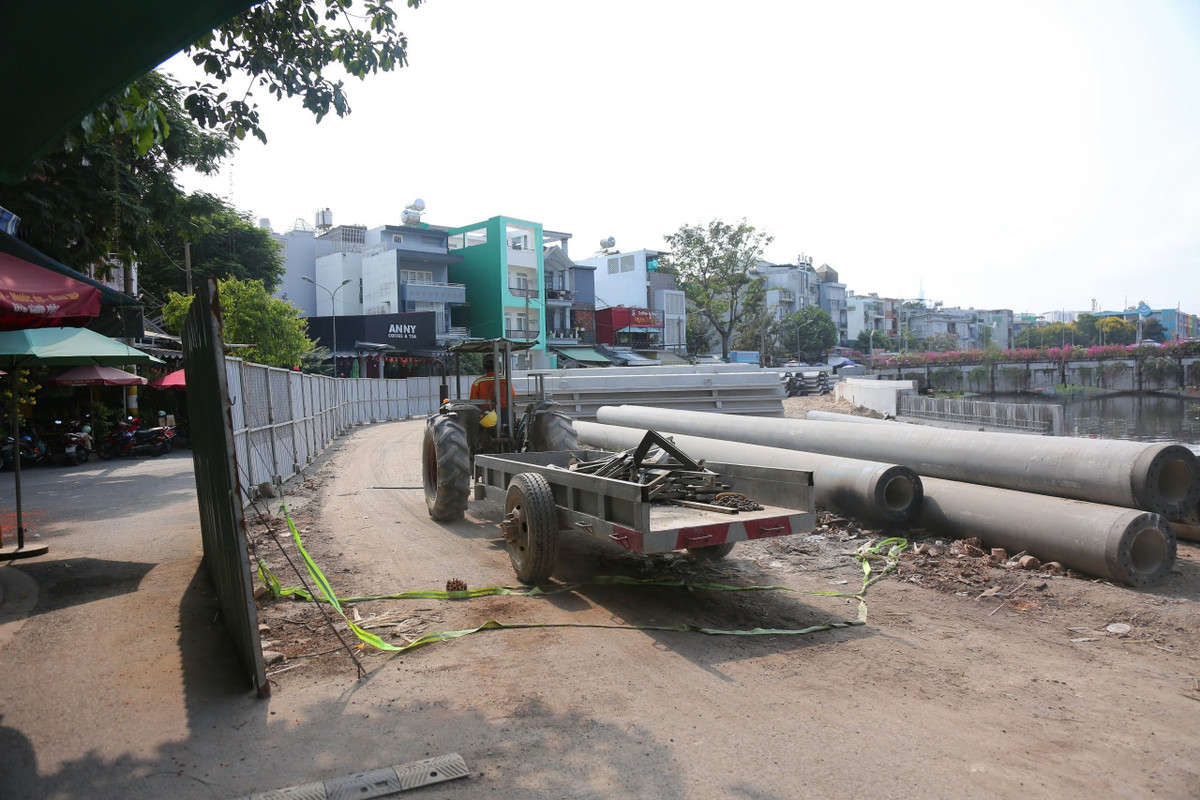 Ở gói XL03, máy xúc, xe chở vật liệu ra vào liên tục, các hạng mục kè bờ và cải tạo lòng rạch dần hình thành