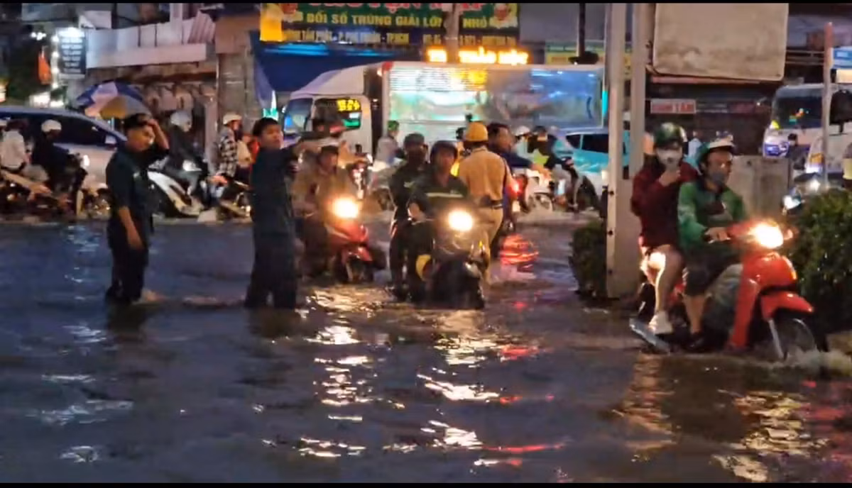 Càng về tối, tình trạng ngập càng nặng khiến người dân di chuyển vô cùng khó khăn. Các lực lượng căng mình giúp đỡ người dân...