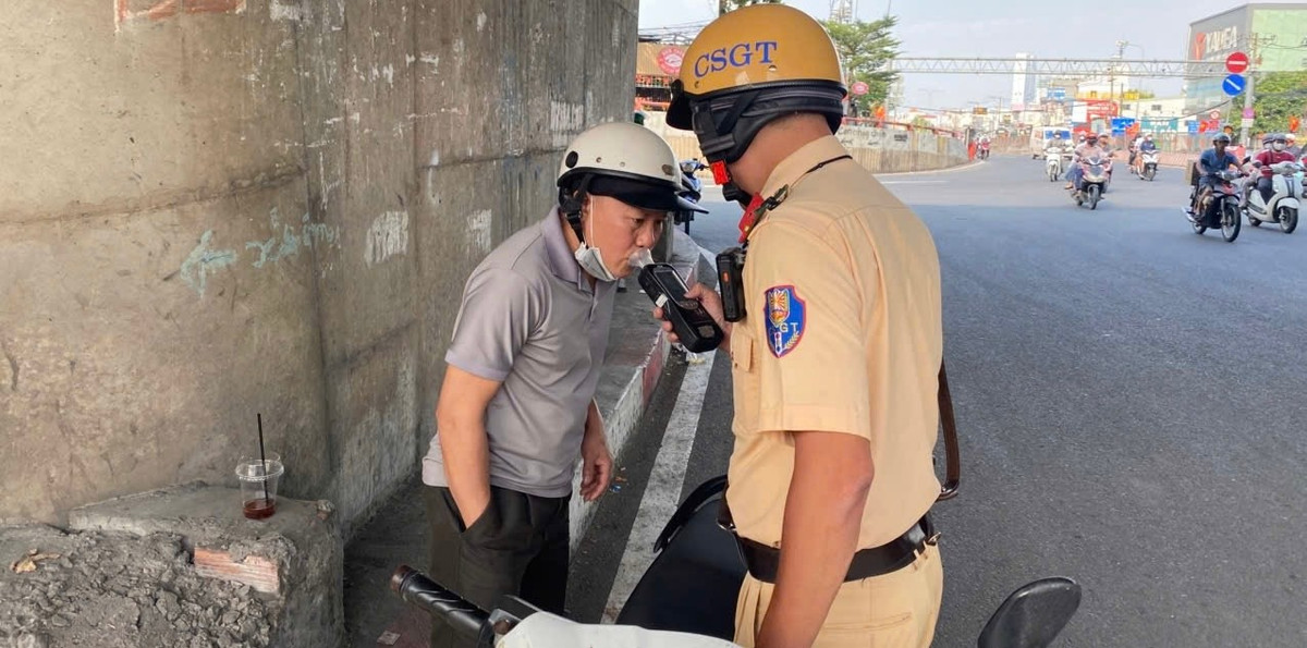 Với suy nghĩ ngày đầu năm mới thường được thông cảm hoặc lực lượng CSGT ít kiểm tra xử lý, nhiều "ma men" đã xem thường ATGT.