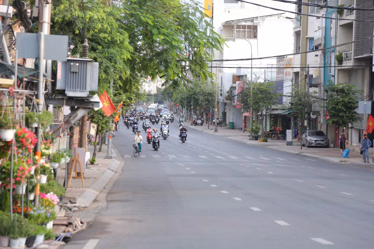 Đường phố ở TP HCM sáng ngày làm việc đầu tiên sau kỳ nghỉ Tết Bính Ngọ.