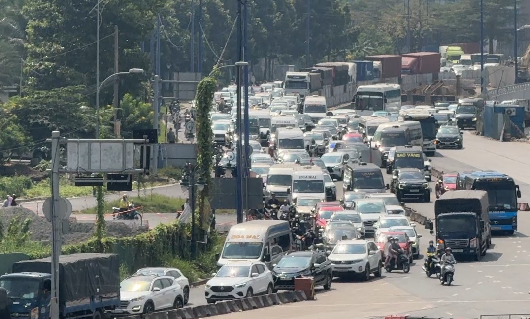 Xe cộ xếp hàng dài trên đường Mai Chí Thọ hướng từ hầm Thủ Thiêm, Đồng Văn Cống về đường dẫn để vào cao tốc HLD.