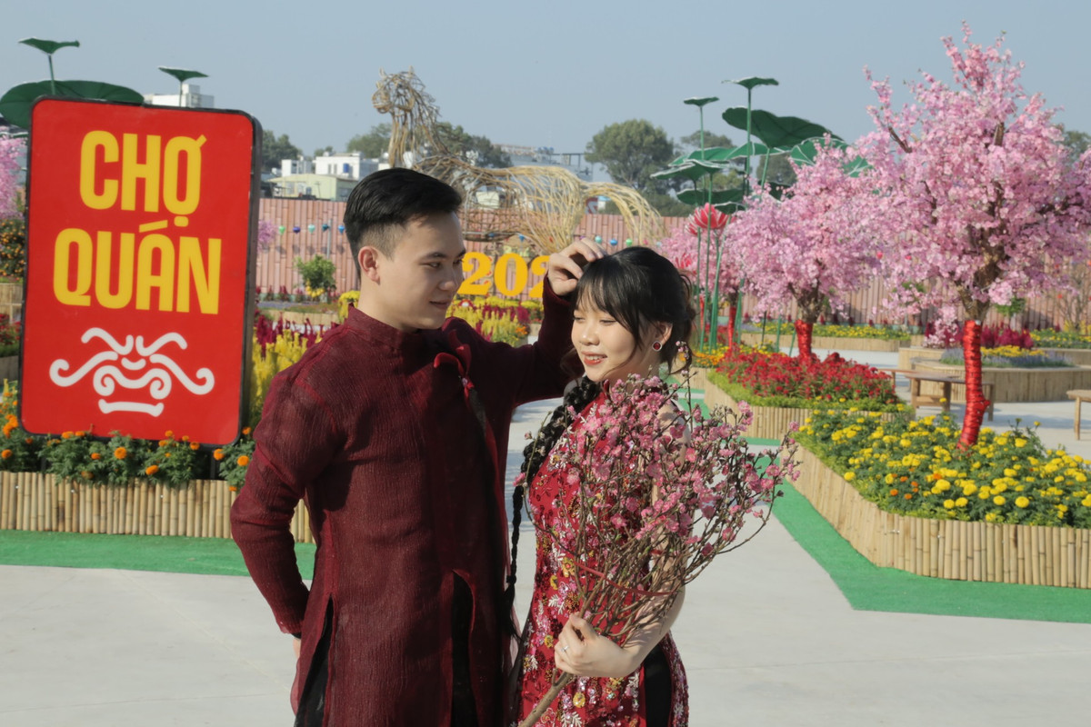 Đôi nam nữ tay trong tay check-in công viên trước thời điểm khai mạc.