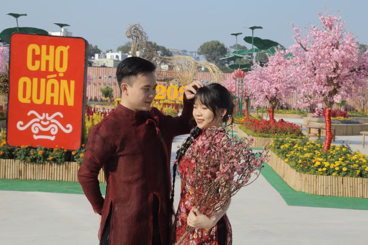 Đôi nam nữ tay trong tay check-in công viên trước thời điểm khai mạc.