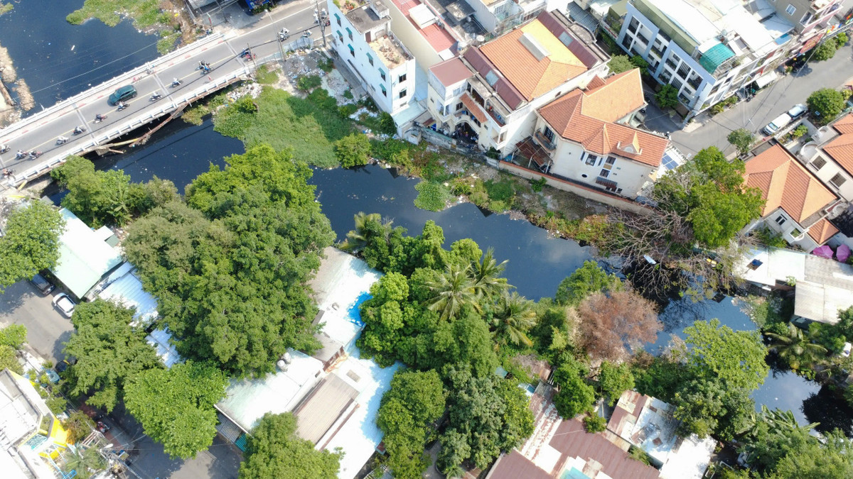 Ghi nhận thực tế, tiến độ công trình có sự phân hóa rõ rết, nhiều đoạn công trường đã thi công bờ kè nhưng nhiều đoạn vẫn cây cối rậm rạp do vướng mặt bằng.