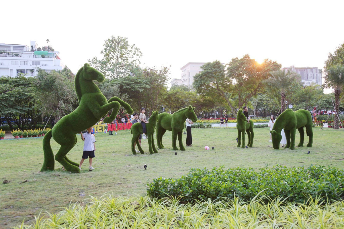 Công viên được trải thảm cỏ xanh, trồng thêm cây cảnh và hoa