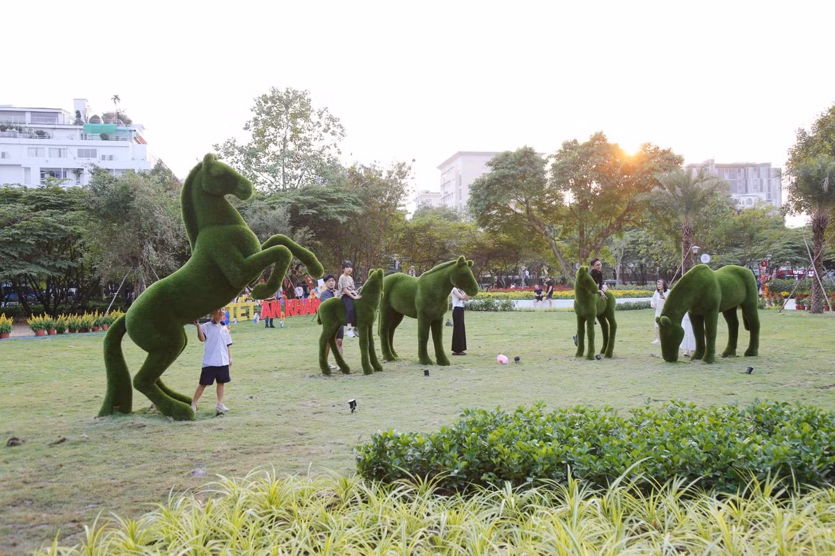Công viên được trải thảm cỏ xanh, trồng thêm cây cảnh và hoa